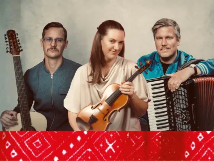 En man som håller i en gitarr, i mitten en kvinna som håller i en fiol, på andra sidan en man somhåller i ett dragspel, röd detalj från en folkdräkt i bakgrunden.