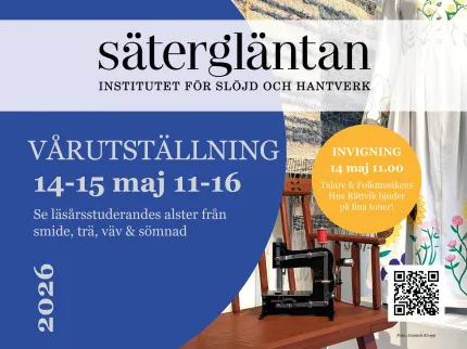 Cirklar i blått och gult med vit teext om evenemanget, i bakgrundenen gammal symaskin på en pinnsoffa och olika textilalster.