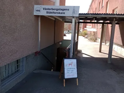 En trapp ner till en källarlokal, skylt Västerbergslagens släktforskare.