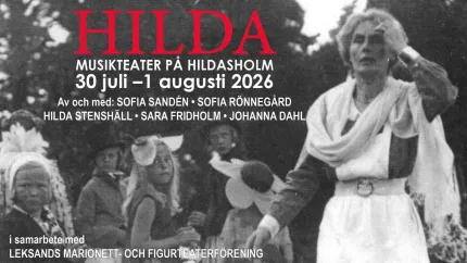 Affisch, svartvit bild, längst fram en kvinna iklädd sekekskifts kläder håller handen för pannan,  , barn och vuxna i sekelskiftskläder, Hilda med röda bokstäver, text om evenemanget.