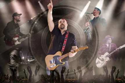 Collage av flera musiker på konsertscen med gitarrer, saxofon och trummor, scenljus och publikens händer..