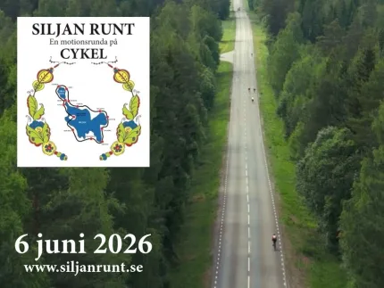 Affisch med text om cykellopp, datum och webbadress över flygbild av rak landsväg genom skog med cyklister..