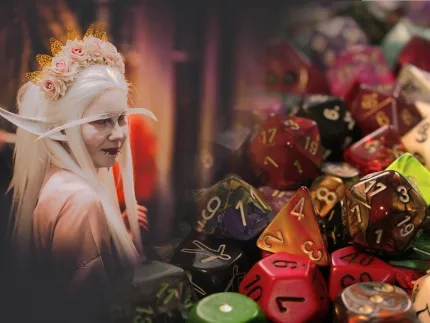 Person med ljus peruk och blomkrona bredvid en samling färgglada polyhedrala tärningar i närbild..