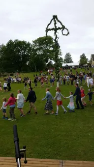 Dans kring midsommarstången.