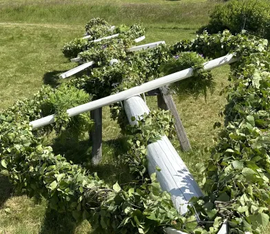 Den vackra stången ligger där färdigklädd och snart ska den resas