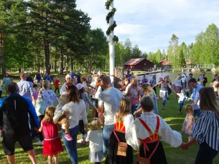 Maypole erection in Mångberg's summer pastures 