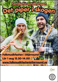En kvinna med långt ljust hår och en vit mössa, en man ilädd rutig skjorta och en blå mössa, båda håller i en blockflöjt, orange text om evenemanget, skog i bakgrunden.