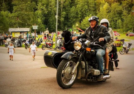 En man och en kvinna på en veteranmotorcykel.