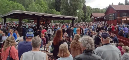 En stor grupp människor samlade.