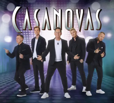 Fem män på rad iklädda svarta kostymer, Casanovas med silverbokstäver, spotlights i bakgrunden.