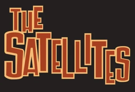 Stor typografisk logotyp med texten "THE SATELLITES" i rödbruna bokstäver med ljus kant mot mörk bakgrund..