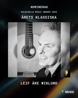 Affisch, mörk bakgrund, en leende man och en gitarr,  vit text om evenemanget.