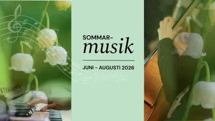 Grön affisch med liljekonvalj, notsymboler och händer som spelar piano och cello samt texten “Sommarmusik”.