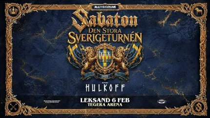 Dekorativ konsertposter med guldram, blå bakgrund och Sabaton-text, vapensköld med lejon samt svenskflaggor..