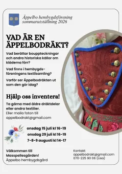 Informationsaffisch om Äppelbodräkt med svensk text och närbild av röd folkdräkt med blå kant och knappar.