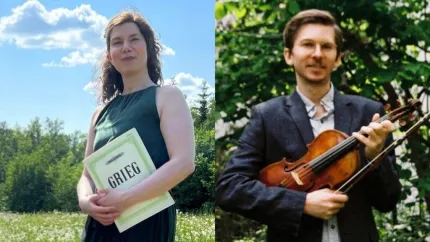 Delad bild: kvinna i grön klänning håller ett nothäfte märkt “GRIEG”, man i kavaj håller en fiol i grönska..