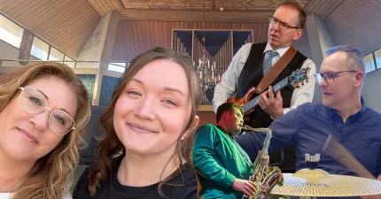 Kollage med två kvinnor i förgrunden och flera musiker som spelar gitarr, saxofon och trummor i en kyrka..