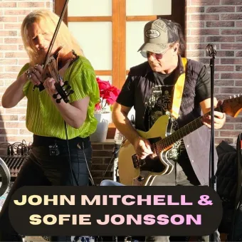 Två musiker uppträder inomhus; en kvinna spelar fiol och en man spelar elgitarr vid en mikrofon..