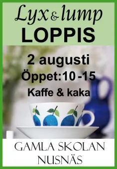 Affisch med text om loppis och öppettider, samt en kaffekopp på fat och en blå kanna i bakgrunden..