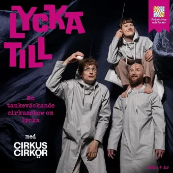 Affisch med tre personer i grå regnrockar mot mörk bakgrund, rosa rubriktext och logotyper..