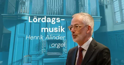 Affisch i blå kyrkinteriör med orgelpipor och en man i kostym; texten ”Lördagsmusik Henrik Alinder Orgel”..