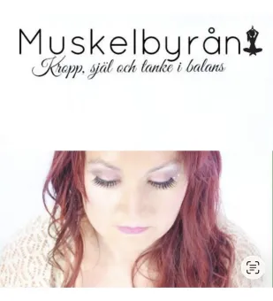 Vit affisch med texten “Muskelbyrån” och slogan samt ett ljust porträtt av en kvinna med nedslagen blick..