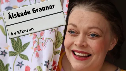 Närbild av en leende kvinna vid ett blommigt tyg och en skylt med texten ”Älskade Grannar” och ”kv Kikaren”..