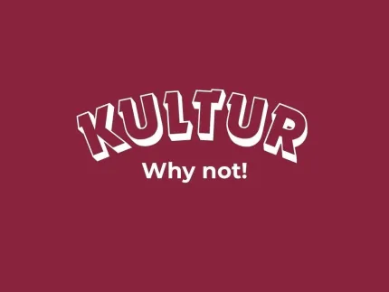 Vinröd bakgrund med vit, välvd text "KULTUR" och mindre text "Why not!" centrerat i bilden..