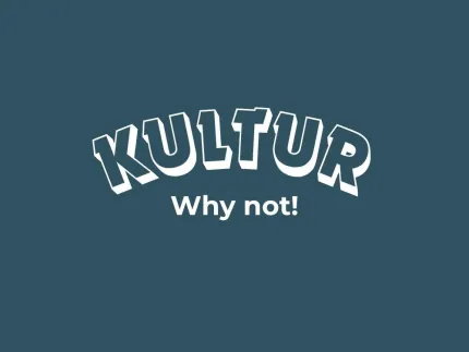 Grafisk text på blågrå bakgrund med ordet "KULTUR" i vit kontur och texten "Why not!" under..