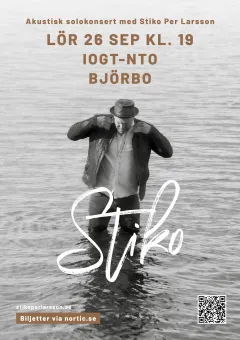 Svartvit affisch med en man i hatt och skinnjacka stående i grunt vatten, med konserttext och QR-kod..