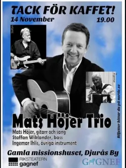 Konsertaffisch med man i kostym som håller akustisk gitarr, två mindre svartvita musikerfoton och svensk text..