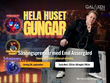 Reklamaffisch med stor gul text, en man i svart outfit sitter på en flightcase framför en klubbpublik..