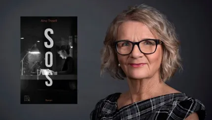Porträtt av en äldre kvinna med glasögon mot grå bakgrund, med ett bokomslag synligt till vänster..