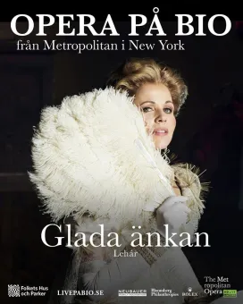 Svensk affisch för opera på bio med kvinna i ljus klänning och vit fjäderfläkt mot mörk bakgrund..