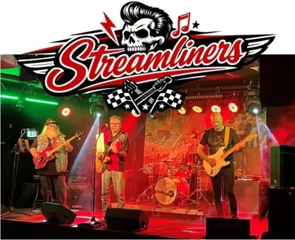 En rockband spelar live på en scen med gitarrer och trummor, röd och grön belysning samt rökmaskin..