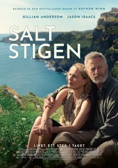 Filmaffisch med en kvinna och en man som sitter på en grön klippa ovanför havet med kust i bakgrunden..
