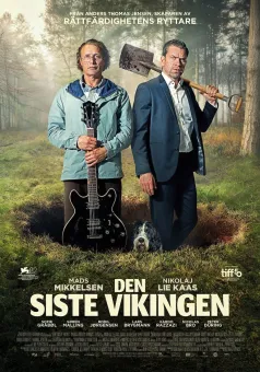 Filmaffisch med två män i en dimmig skog; en håller elgitarr, den andra bär en spade, och en hund syns..
