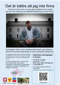Svensk informationsaffisch med porträtt av en tatuerad man framför en byggnad, samt text och QR-kod..