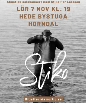 Svartvit affisch med en man i hatt som står i grunt vatten; stor text och logotyp över bilden..
