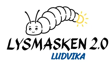Illustrerad lysmask med leende ansikte och gul lysande svans ovanför texten “LYSMASKEN 2.0” och “LUDVIKA”..