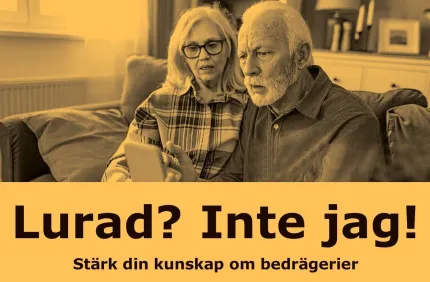 Äldre man och kvinna sitter i soffan och tittar på en mobil; stor svensk text om bedrägerier syns..