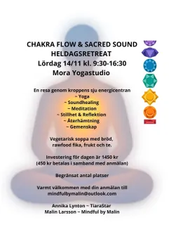 Affisch för yogaretreat med sittande siluett, chakrasymboler i färger till höger och svensk informations­text..