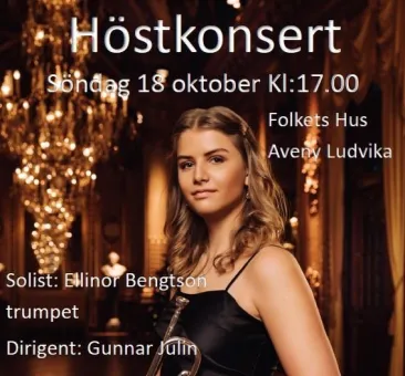 Konsertaffisch med en ung kvinna i svart klänning som håller en trumpet i en ljuskrona-belyst sal..