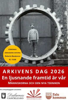 Svartvit affisch med en man stående i ett stort kugghjul framför industridörrar samt röd och gul textyta..