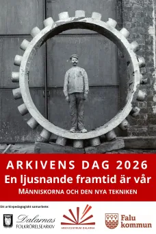 Svartvit bild av en man i stor kuggring framför industridörr, med röd textyta och logotyper nedtill..
