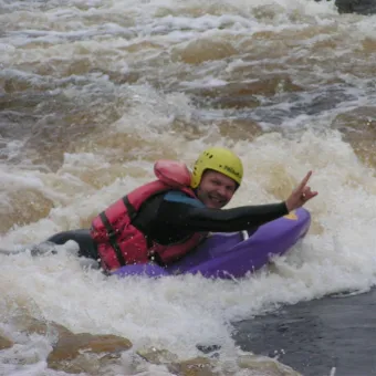 Man på en riverboard.
