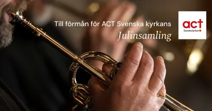 Närbild på händer som spelar trumpet, med svensk text om julinsamling och en logotyp för ACT Svenska kyrkan..