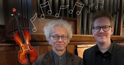 Två män med glasögon står framför orgelpipor i en träkyrka, med en fiol till vänster och noter ovanför..