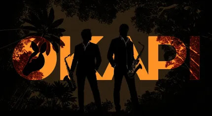 Två siluetter i kostym håller saxofoner framför stora orange bokstäver och mörka träd i bakgrunden..