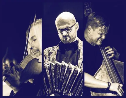 Tre musiker i montage på scen: violinist till vänster, bandoneonspelare i mitten och kontrabasist till höger..